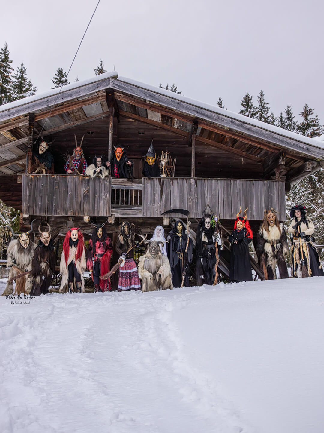 Prechten vor einer Hütte im Schnee