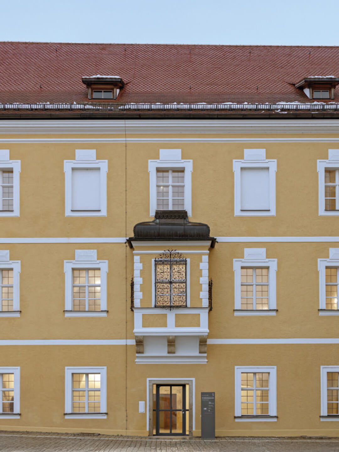 Eingang eines gelben Gebäudes